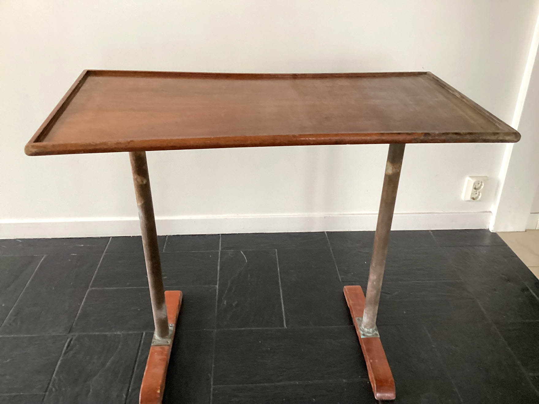 Sittbrunnsbord med mycket patina